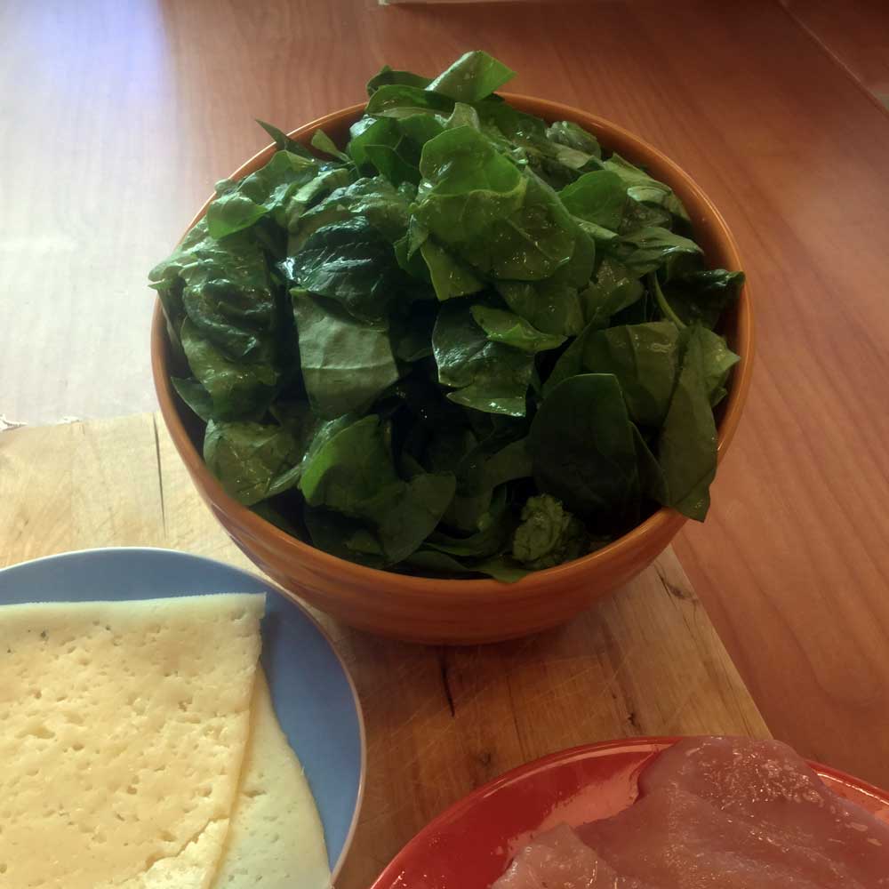 Pechuga de pavo rellena de espinacas y queso. Ingredientes. DietAlba nutrición online.