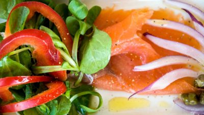 Ensalada de salmón ahumado y canónigos. Receta DietAlba nutrición online